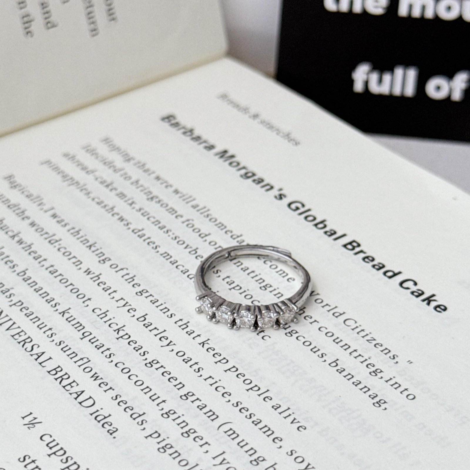 Exquisite Curved Moissanite Half Eternity Ring, Sparkling Thin Band Stacking Women’s Ring for Daily Wear - 图片 4